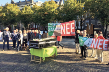 Image shows protestors objecting a wind park in the Netherlands. Photo taken by Dagblad van het Noorden